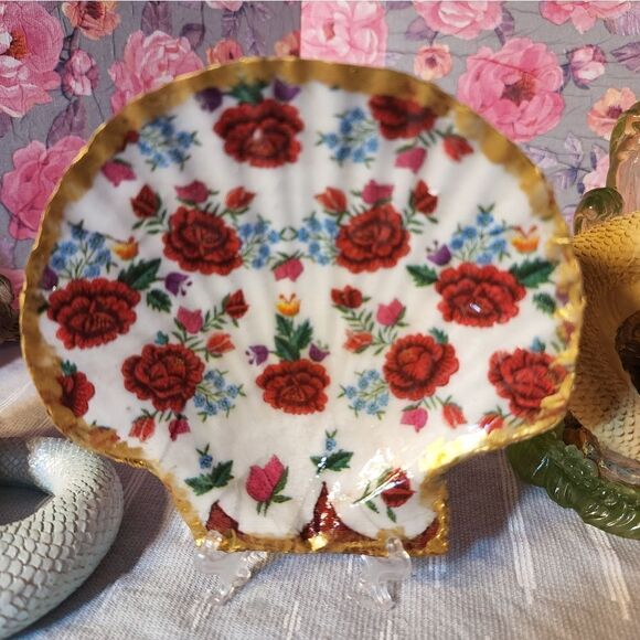 DECOUPAGE FLOWERS ON A SCALLOPED SHELL - Picture 2 of 3